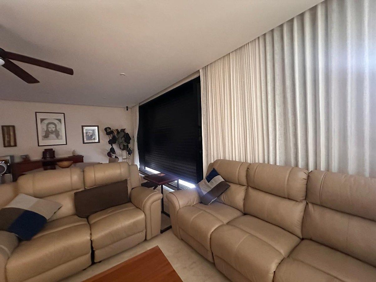 19 de 43: Sala con la cortina negra anticiclónica