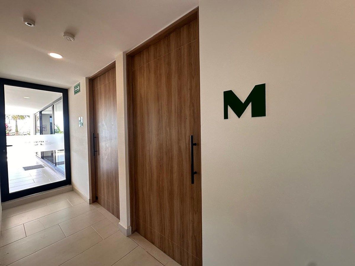 35 de 43: Baños de hombres y mujeres en el área común