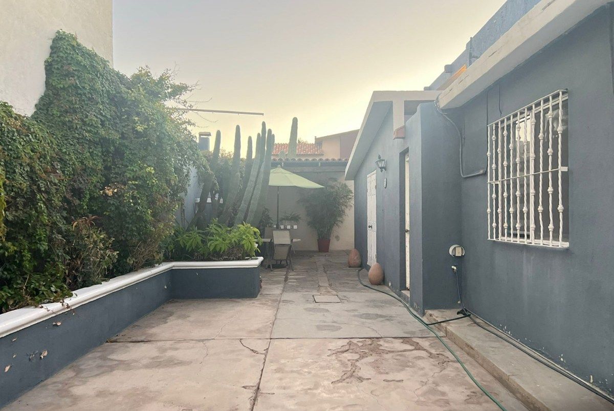 8 de 9: Vista desde cochera  hacia escalera  de acceso  al deparyame