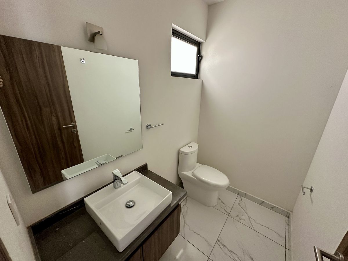 3 de 23: MEDIO BAÑO DE VISITA