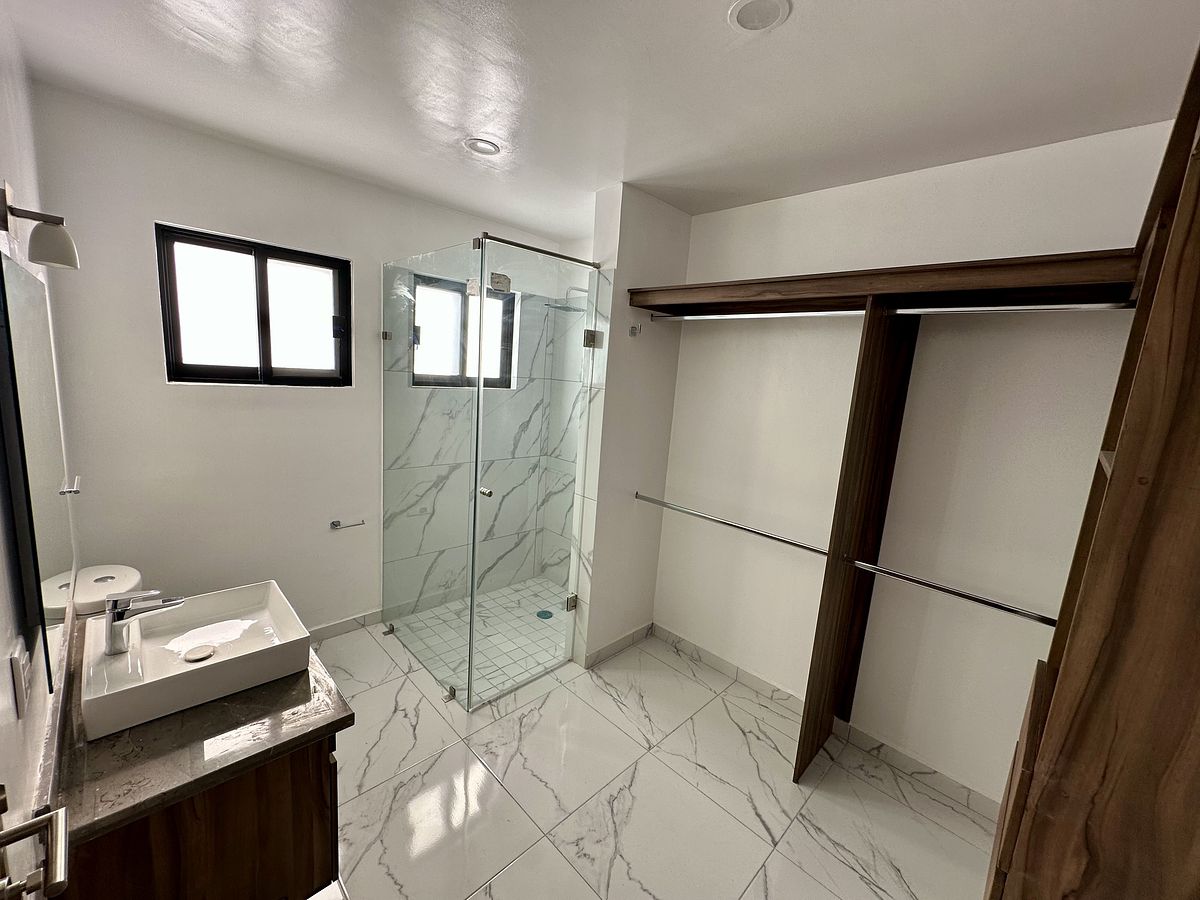 16 de 23: BAÑO Y VESTIDOR PRINCIPAL