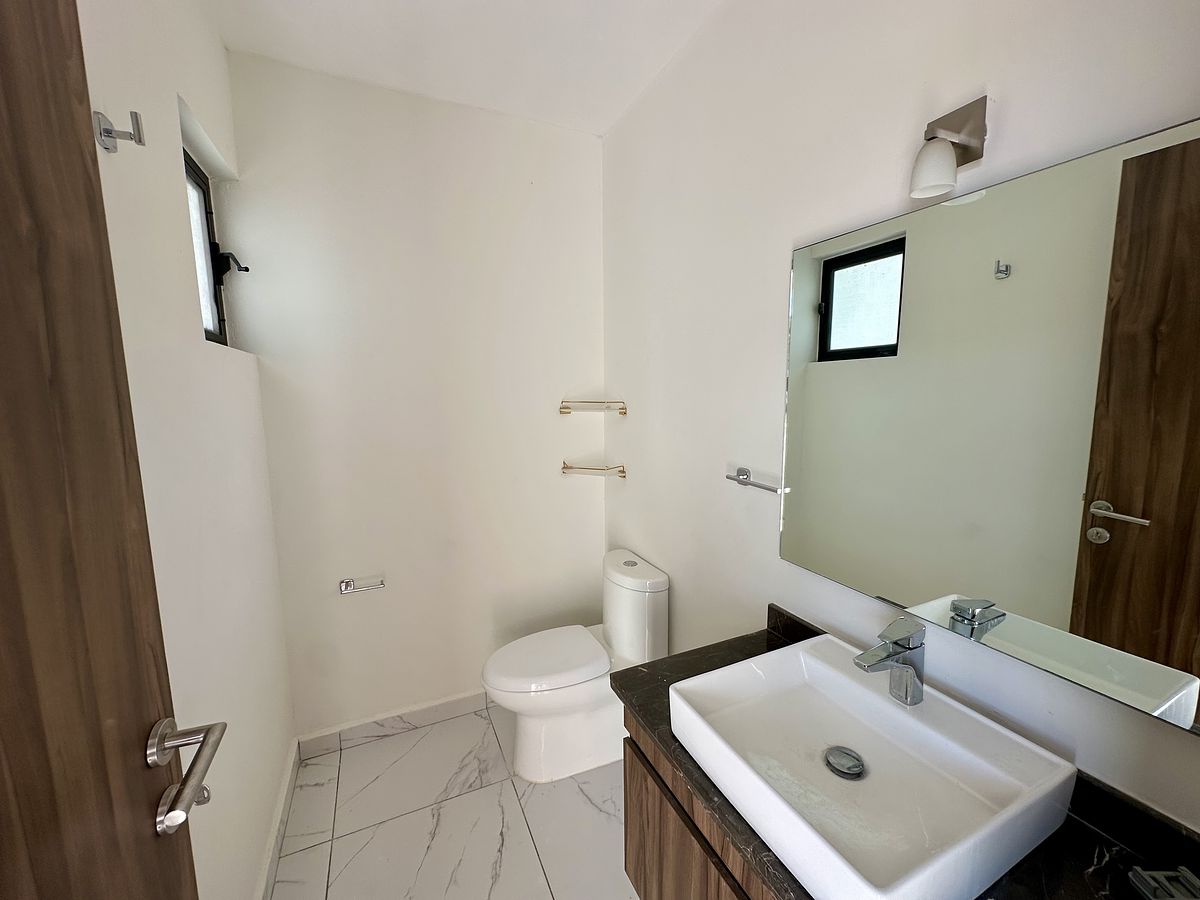 4 de 20: MEDIO BAÑO VISITAS