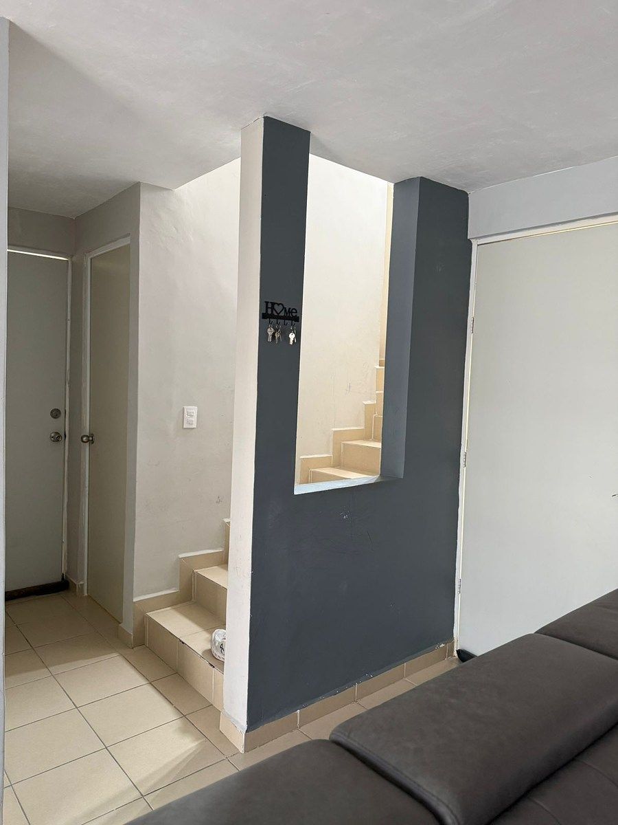 7 of 10: Entrada, medio baño y escaleras