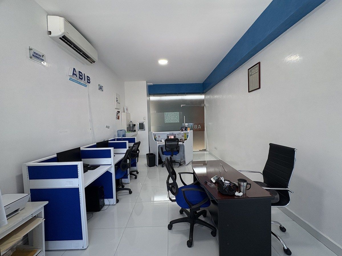 3 de 19: Vista hacia la entrada de la oficina