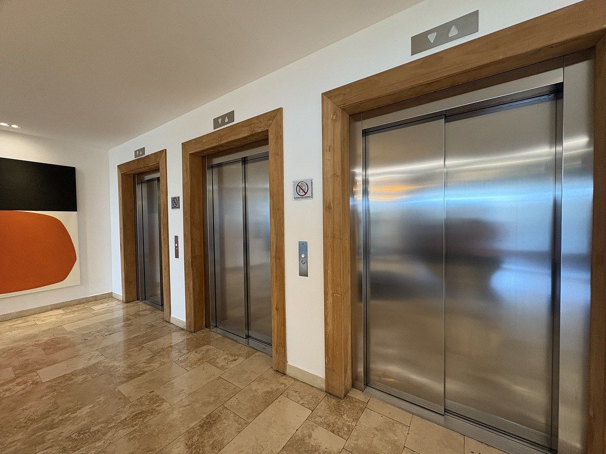 6 de 19: Cuenta con elevadores