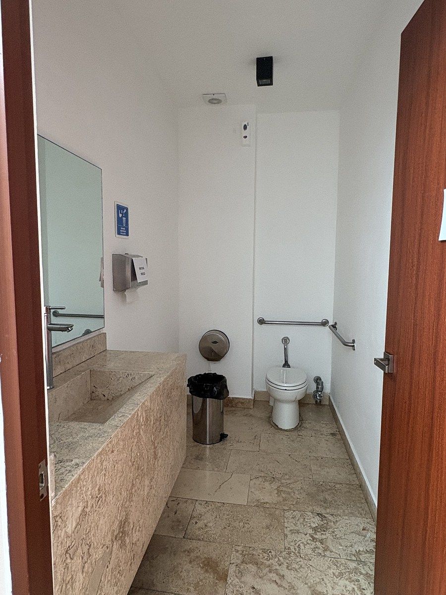 7 de 19: Baños mujeres / baños hombres (separados)