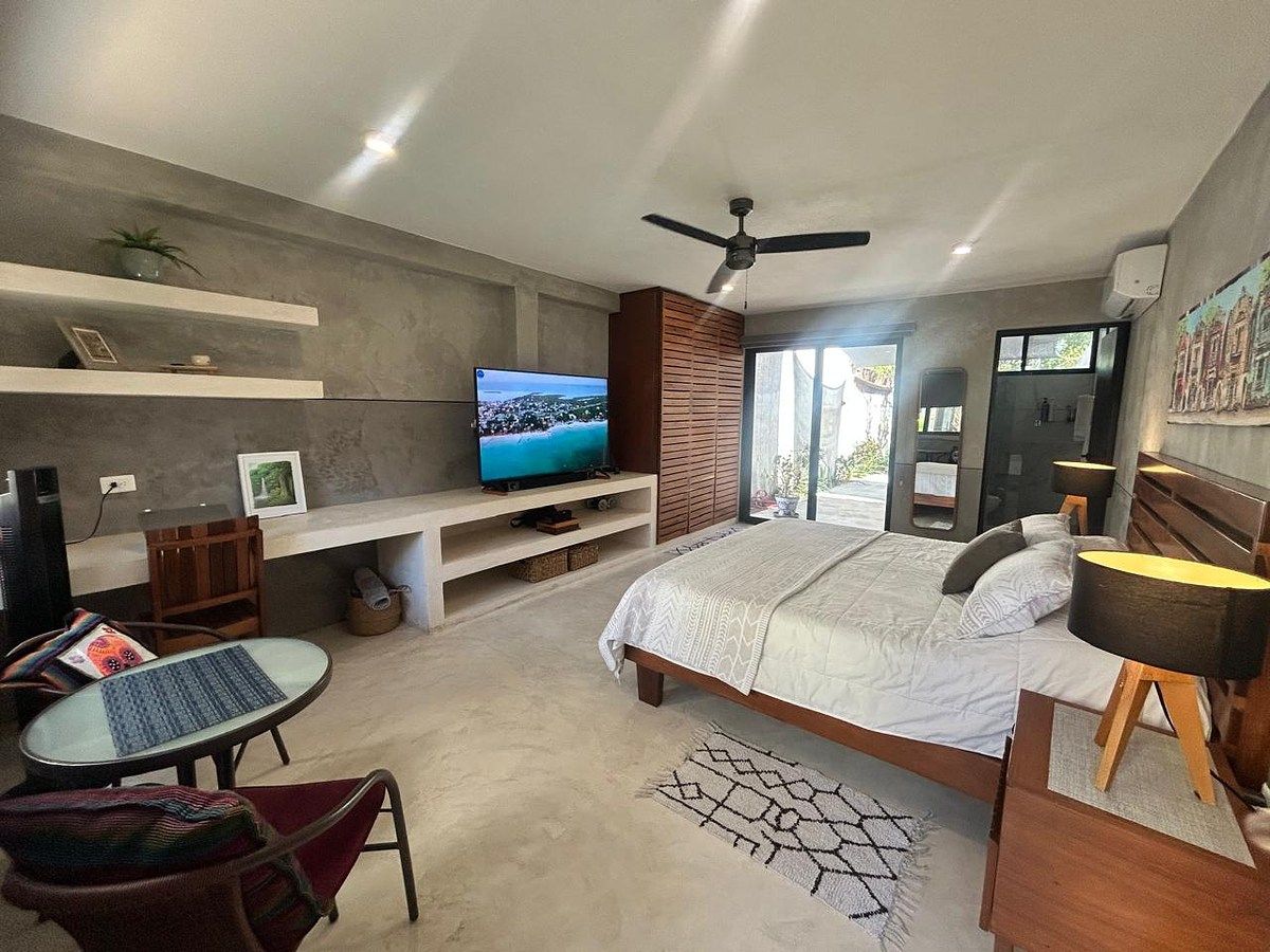 11 of 20: recamara principal con su propia jardin privada