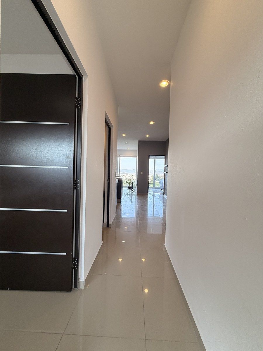 14 de 16: Pasillo entrada.