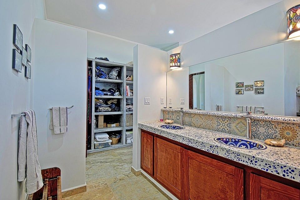 25 de 49: Master Bathroom