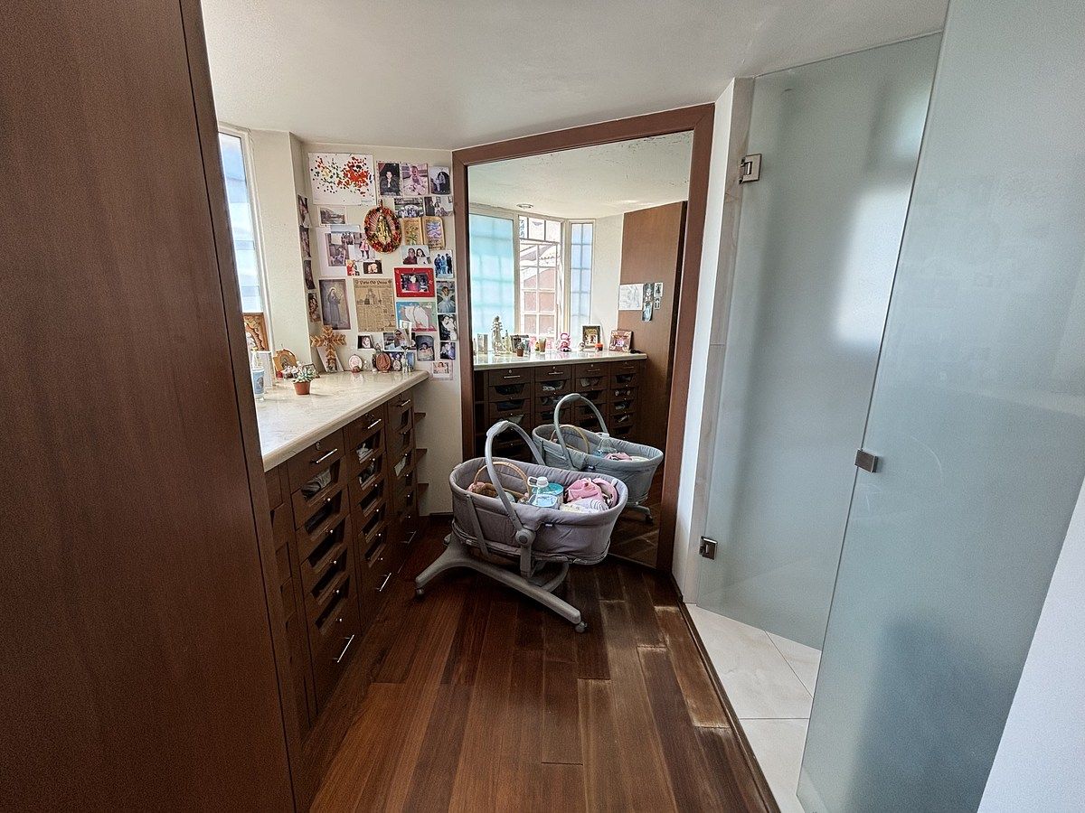 12 de 34: Área de cajoneras y zapatera recámara principal