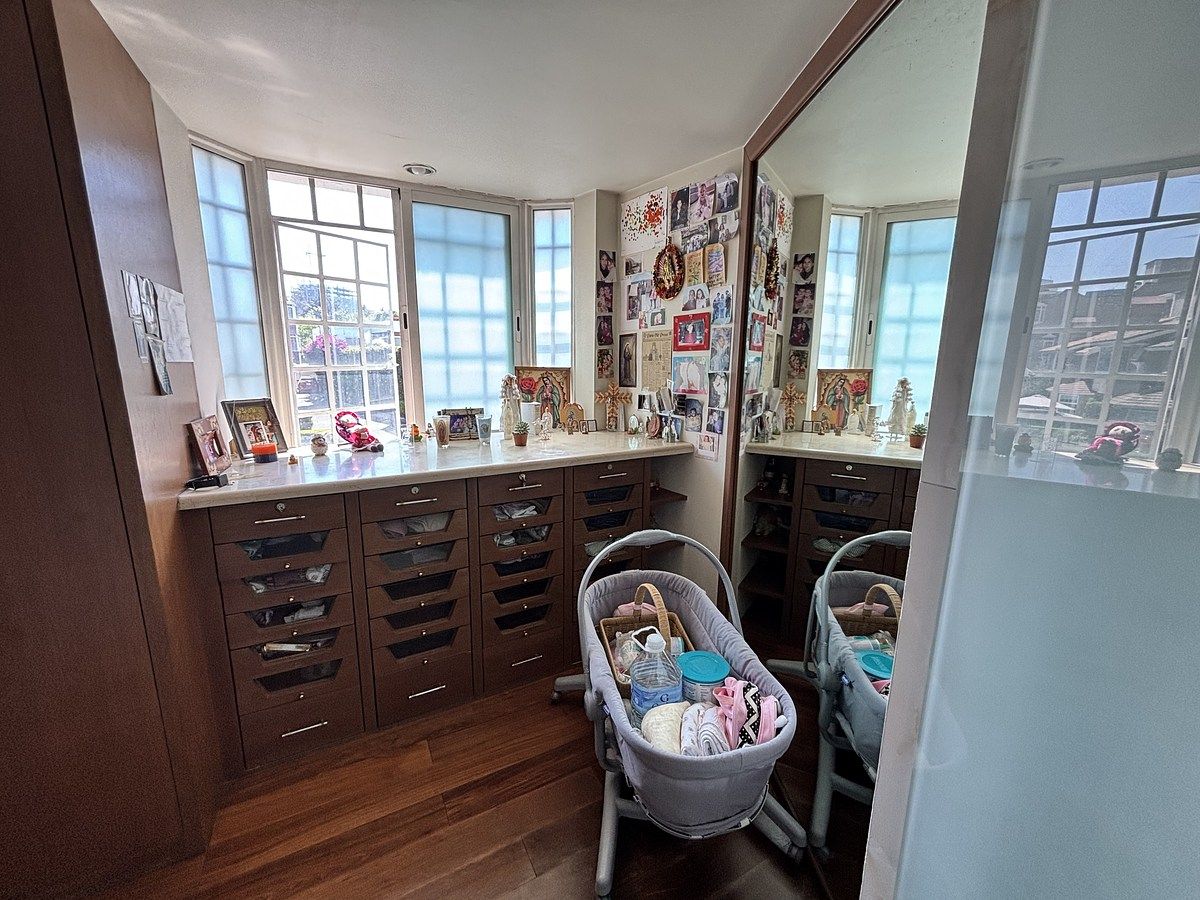 13 de 34: Área de cajoneras y zapatera recámara principal