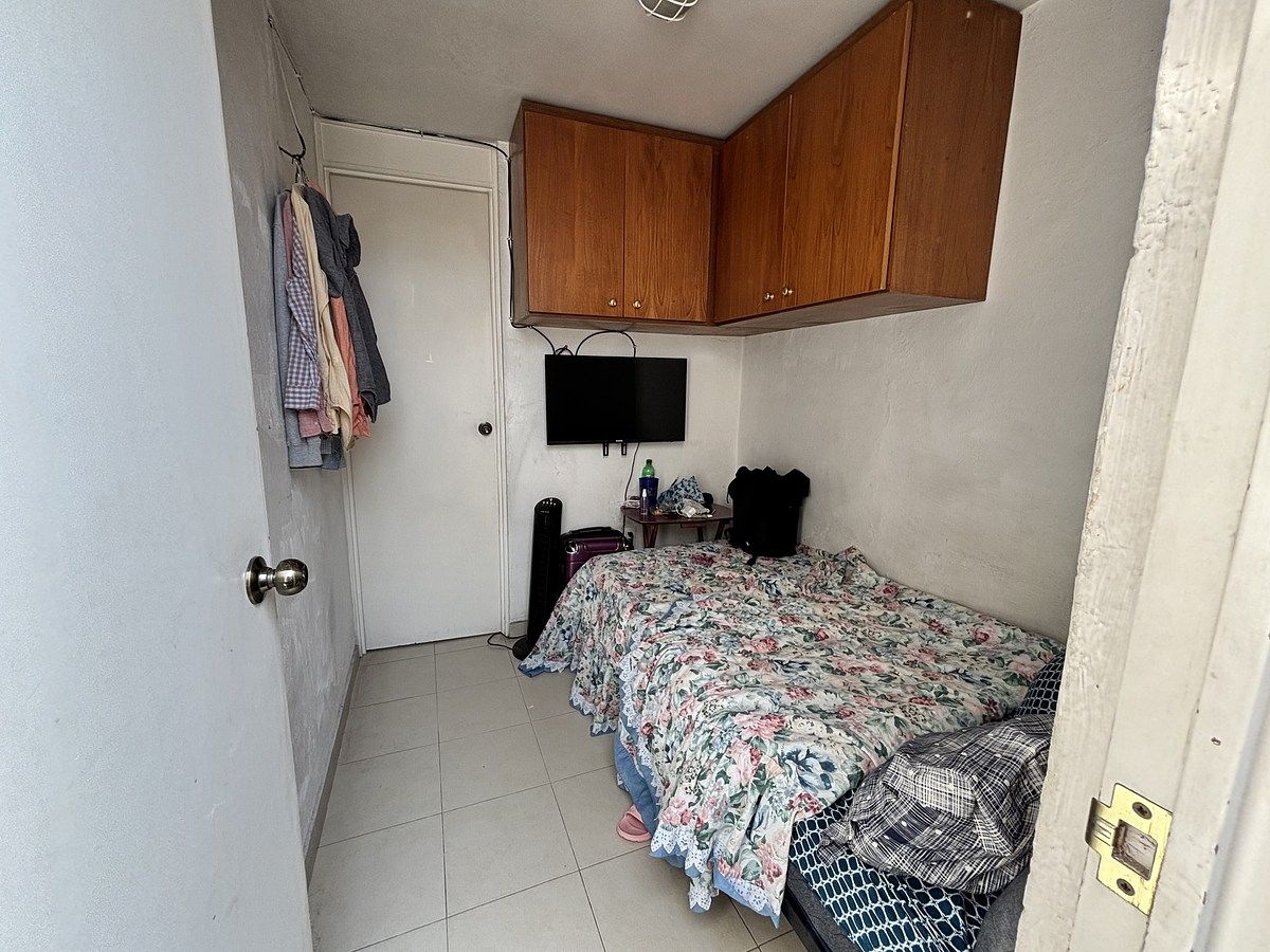 32 de 34: Cuarto de servicio con baño completo