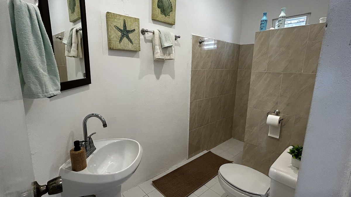 6 of 13: Baño completo planta baja