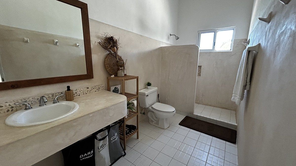 8 of 13: Baño Rec principal