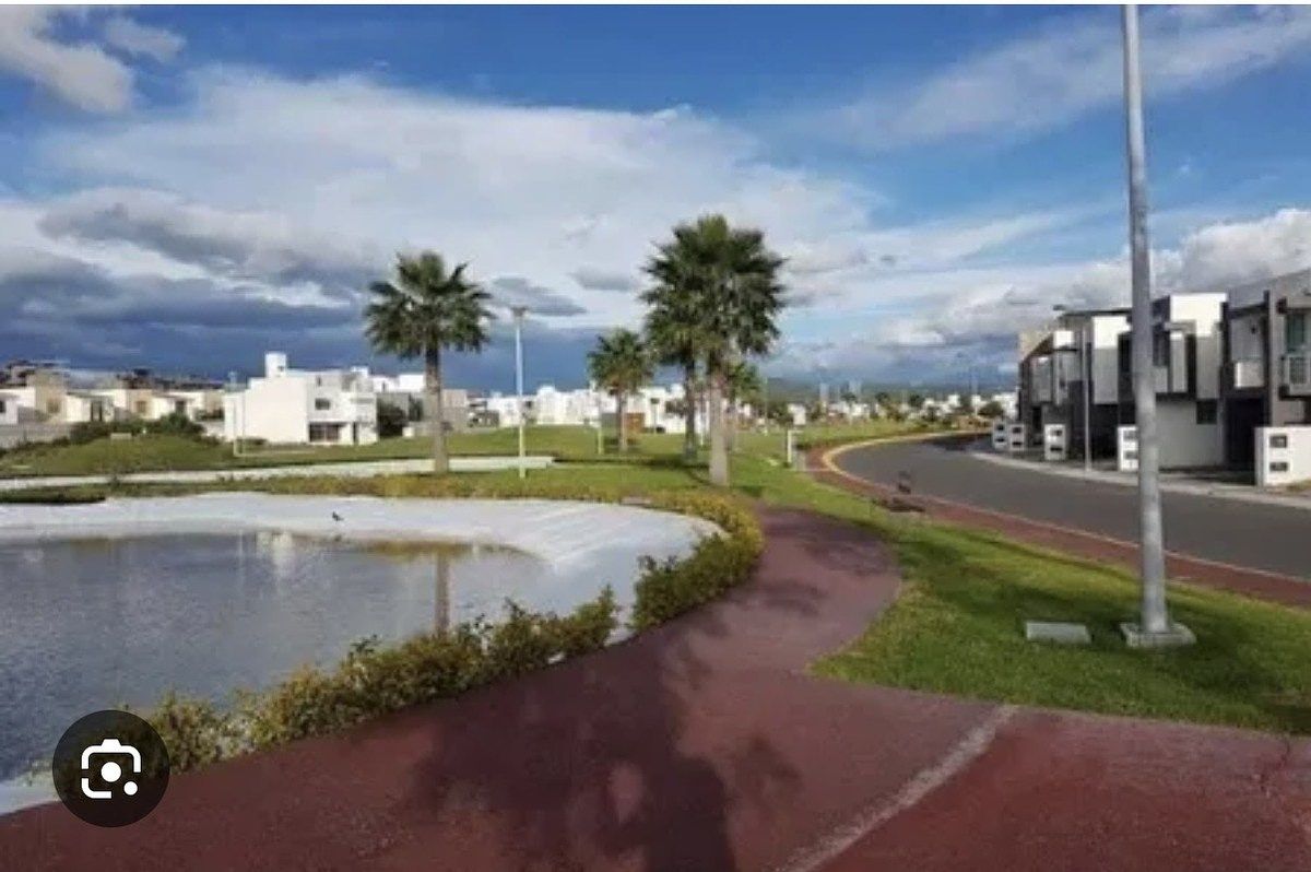 Casa en venta en la condesa juriquilla 4 Rec, una en Pb, Cto de servicio y roof.