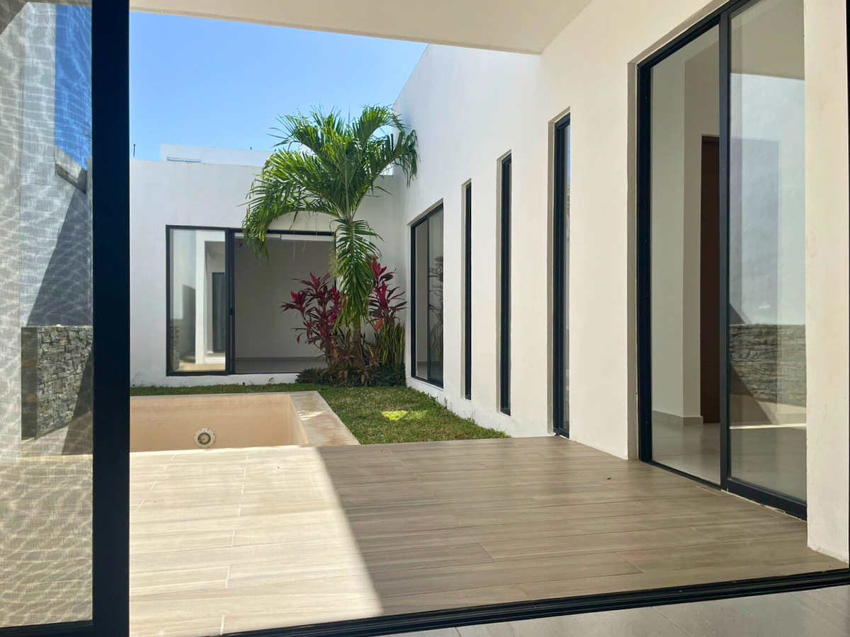 3 de 23: Terraza con acceso a comedor y pasillo