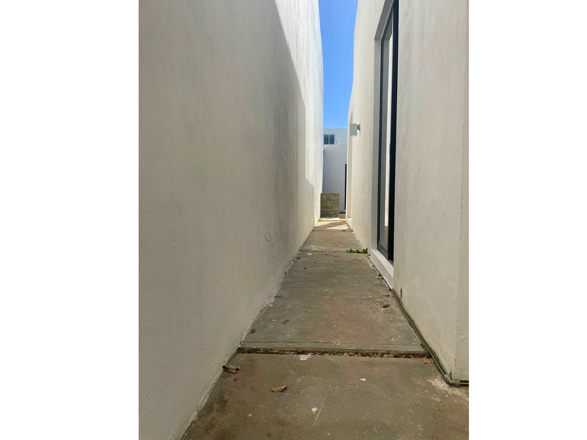 19 de 23: Pasillo del Patio