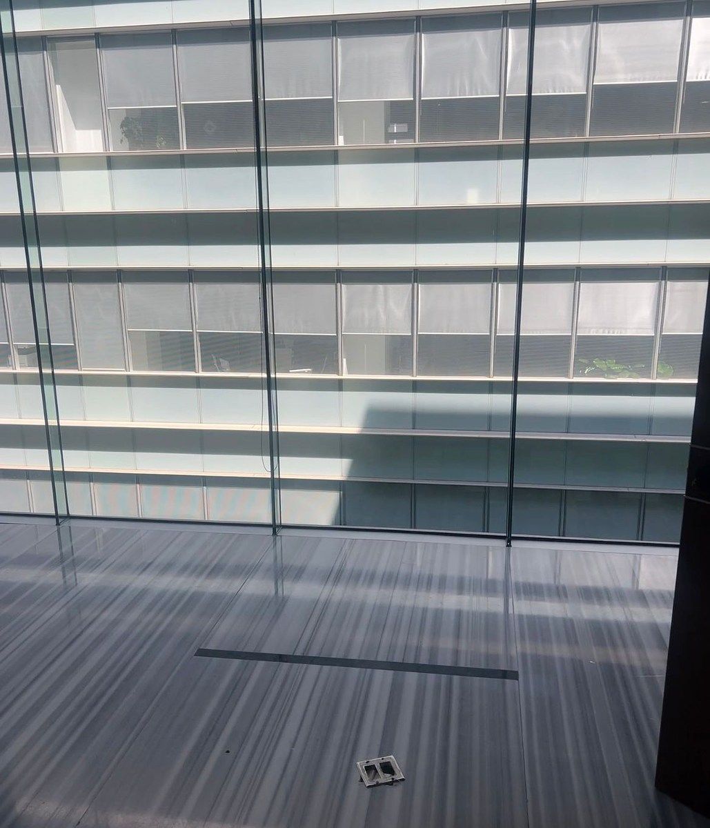 4 of 9: Ventanal Oficina principal