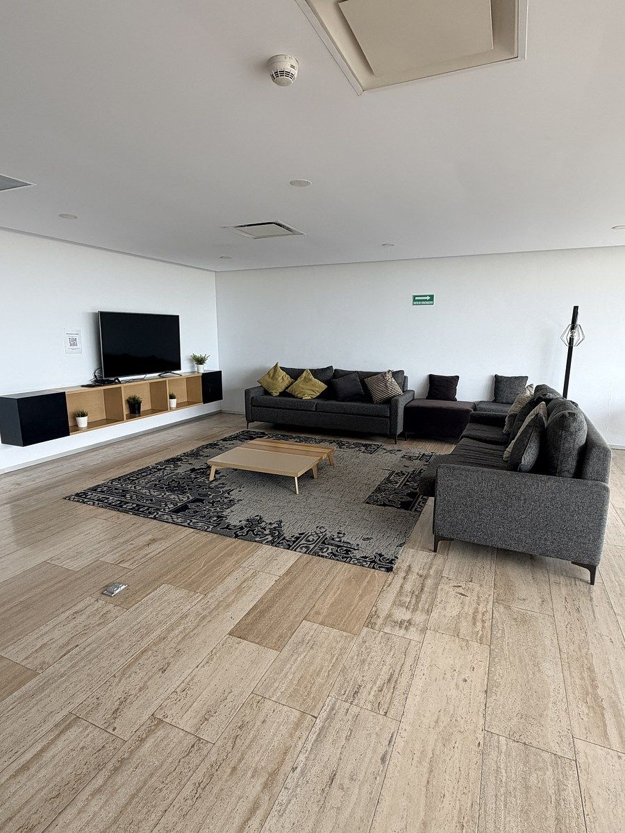 14 of 16: Sala Social