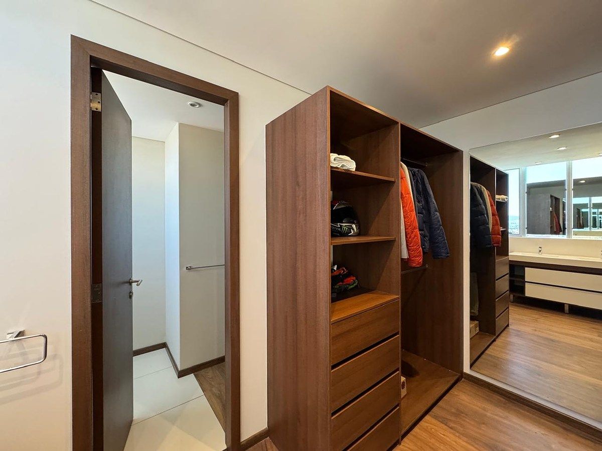 6 de 18: Vestidor de recámara principal