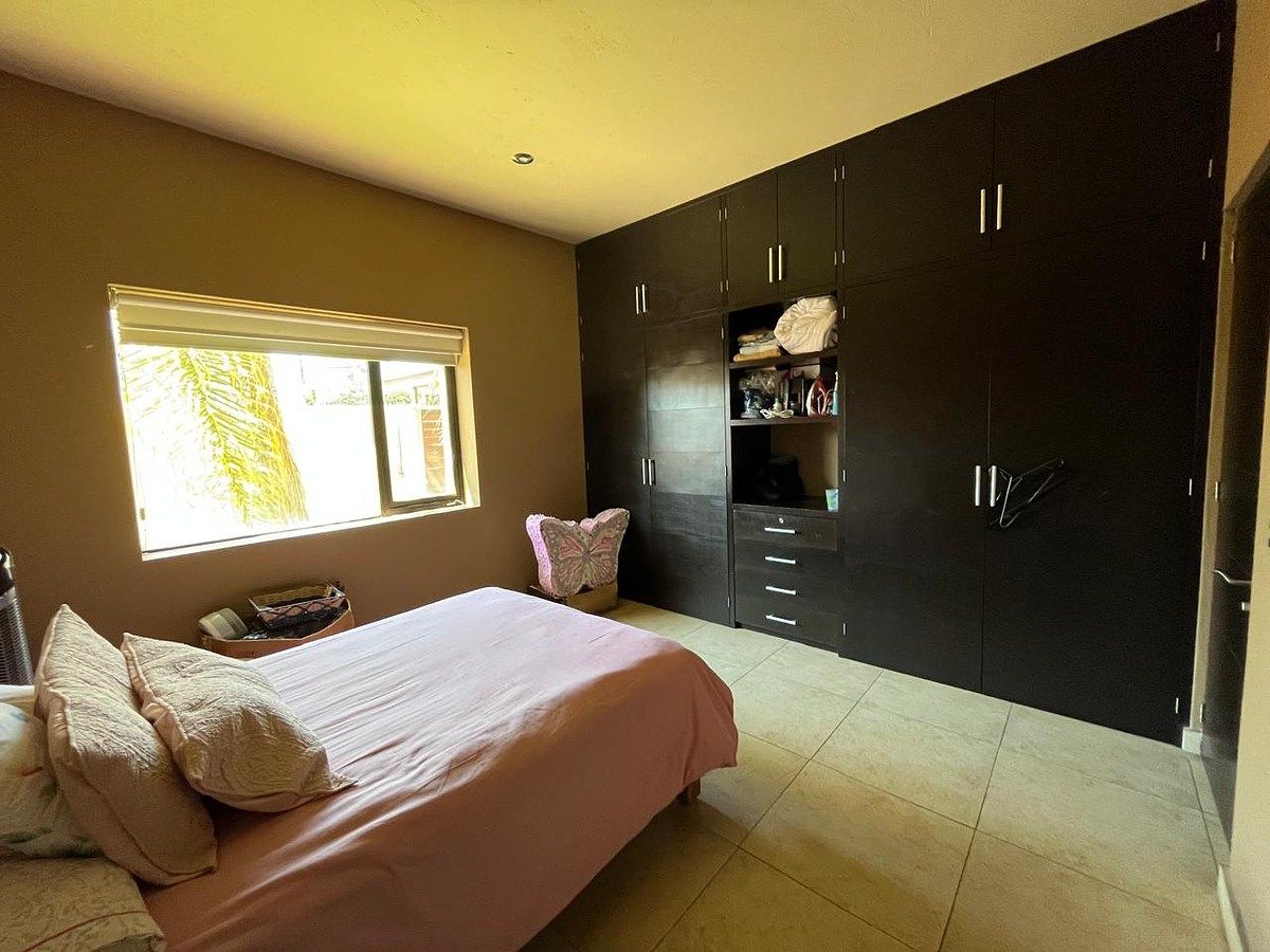 15 of 35: Recámara con baño.