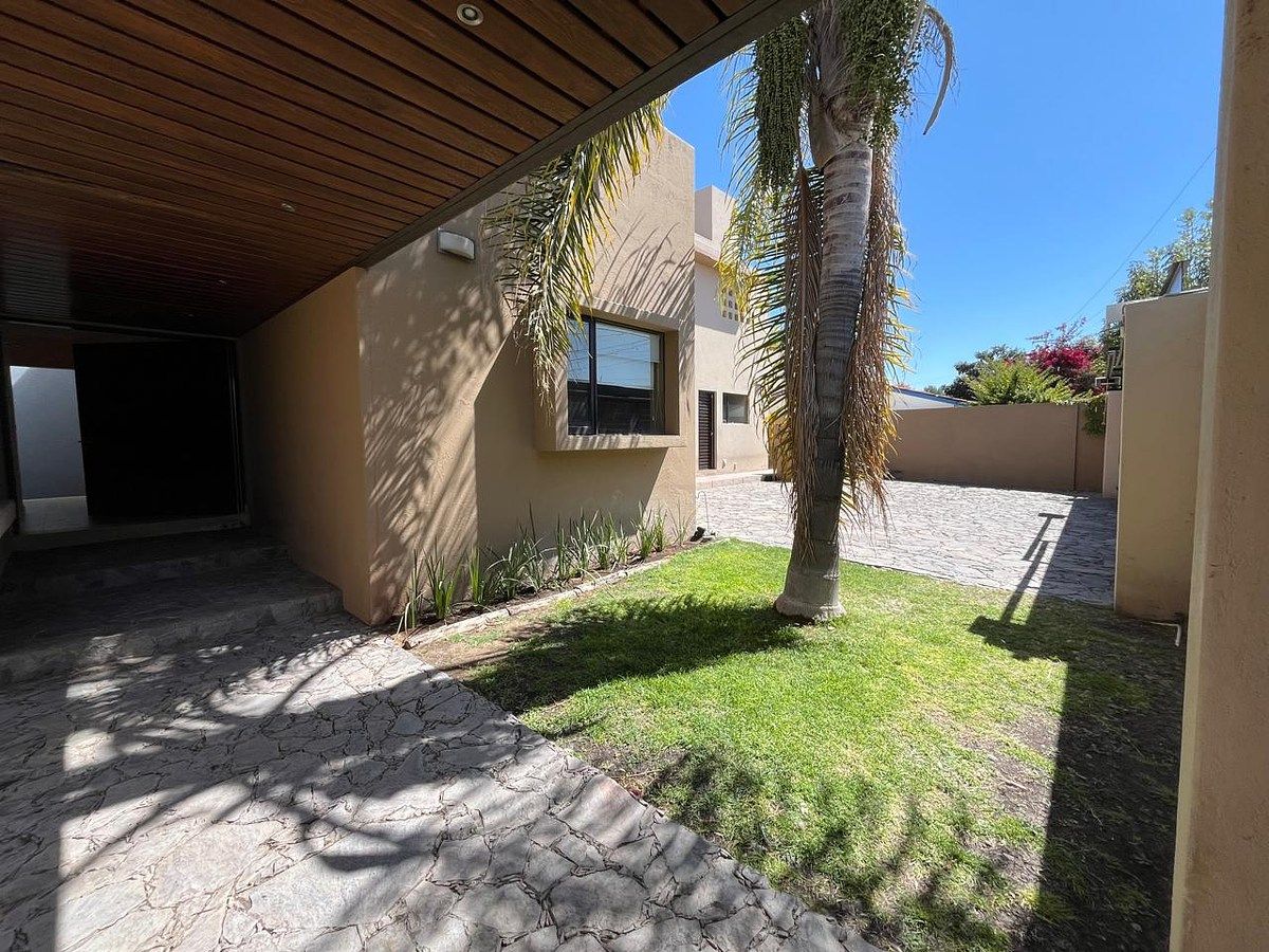 4 of 35: Área de ingreso a la propiedad.