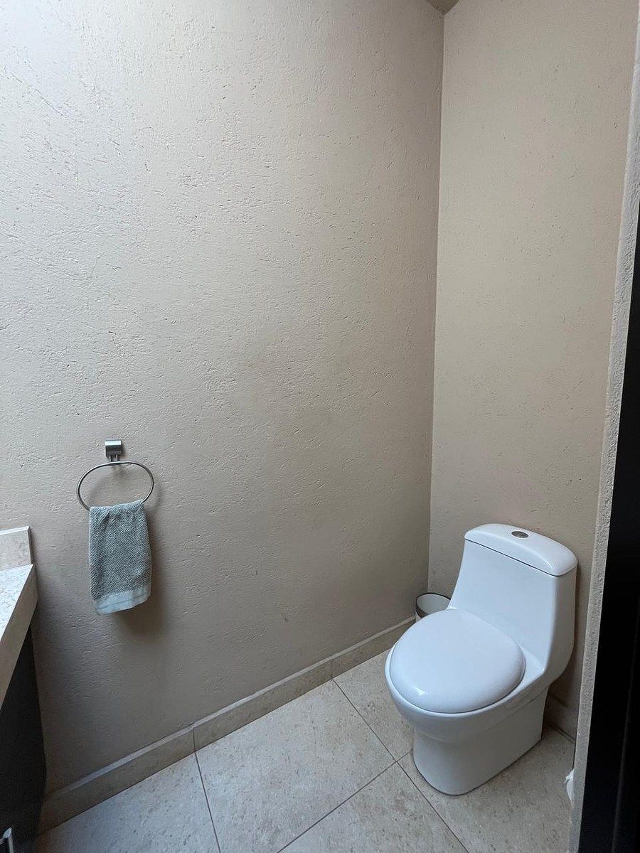 17 of 35: Medio baño.