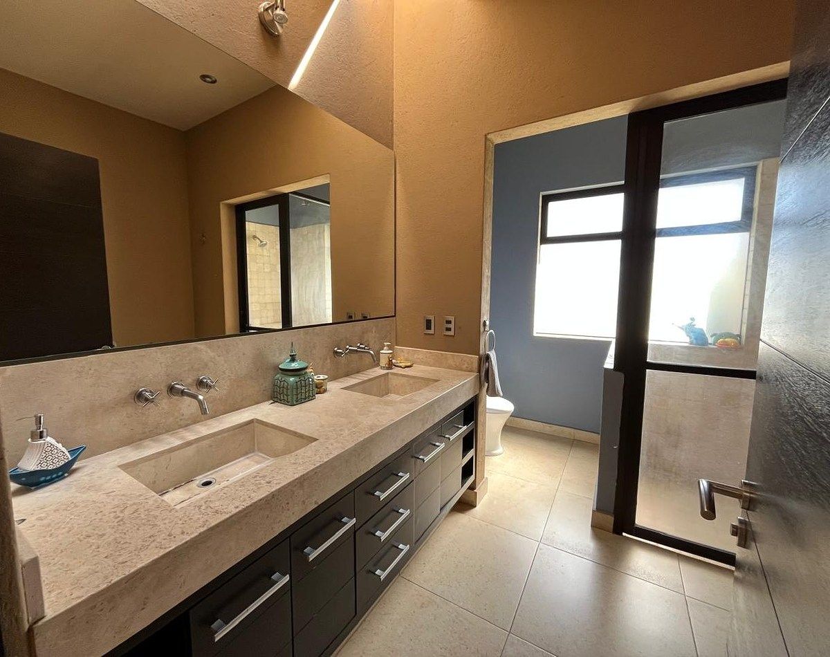 21 of 35: Segundo baño completo.