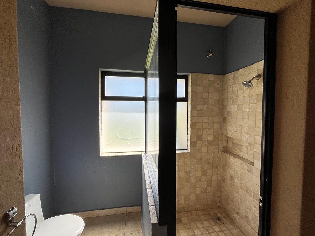 22 of 35: Regadera de segundo baño.