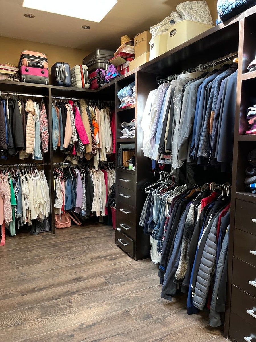 28 of 35: Vestidor de la recámara principal.