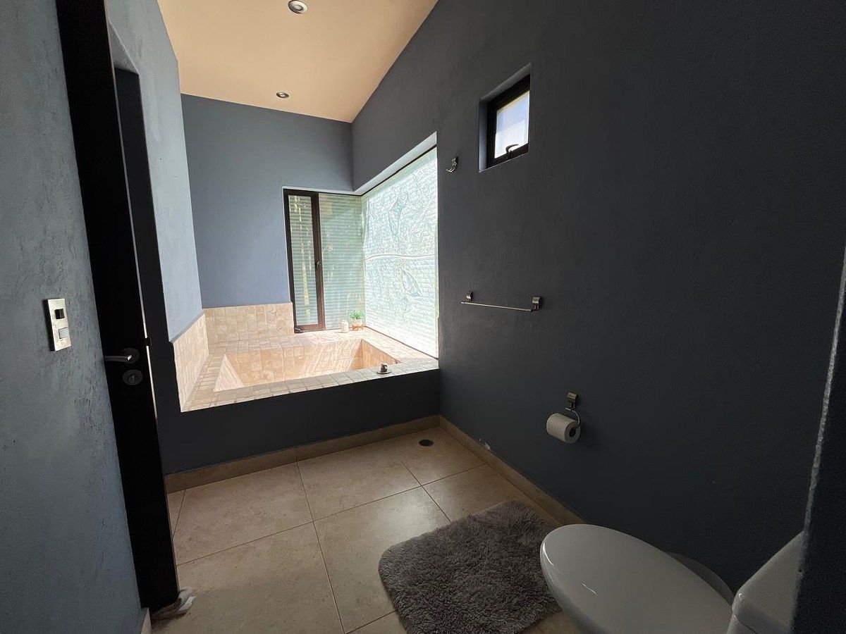 29 of 35: Baño recámara principal.