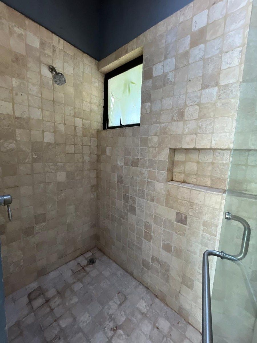 31 of 35: Regadera baño principal.