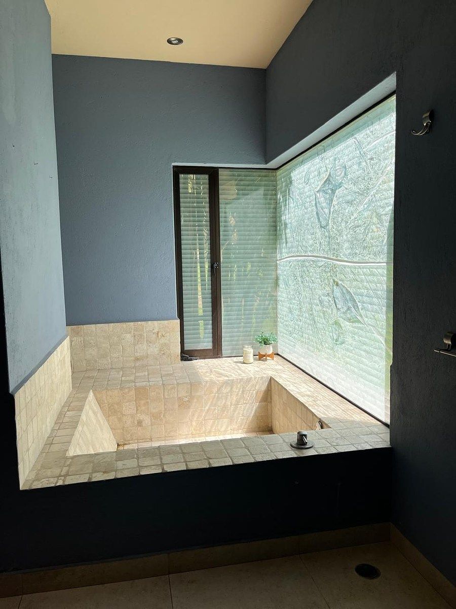 30 of 35: Jacuzzi, recámara principal.