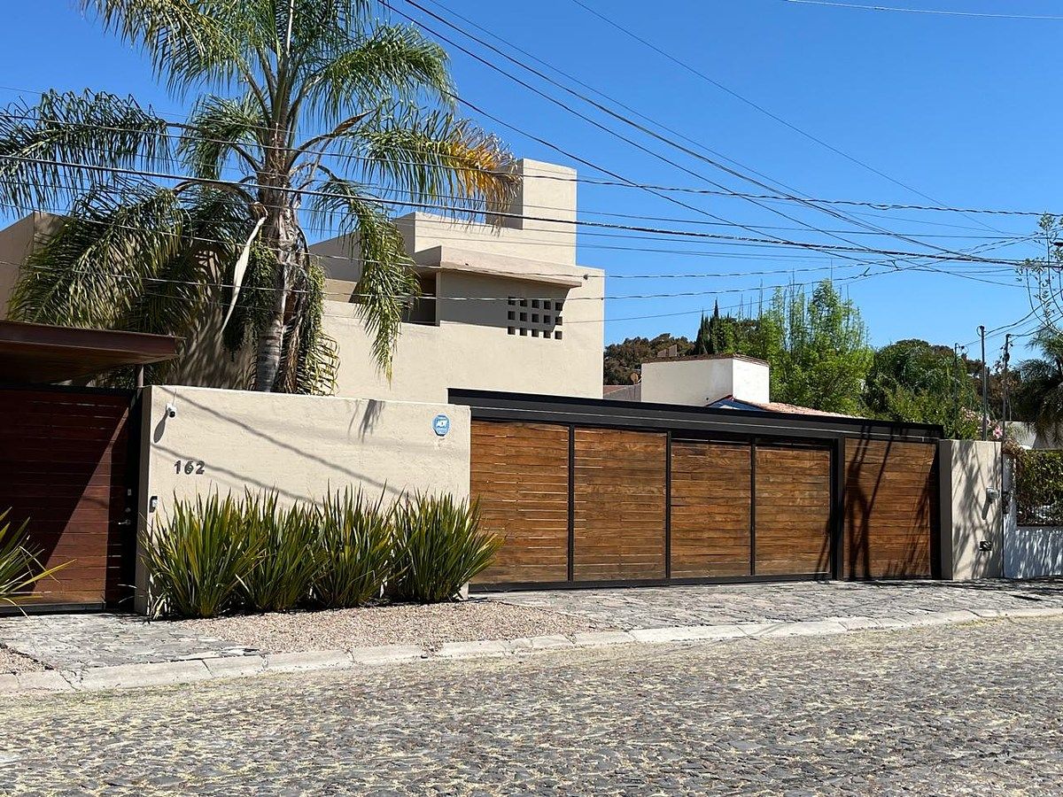 3 of 35: Fachada principal.