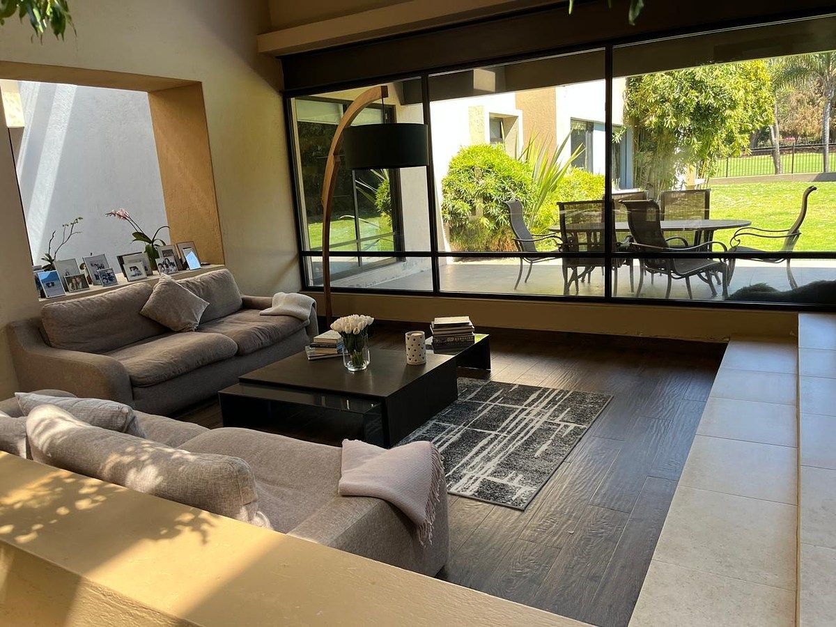 5 of 35: Vista desde la  sala al jardín.