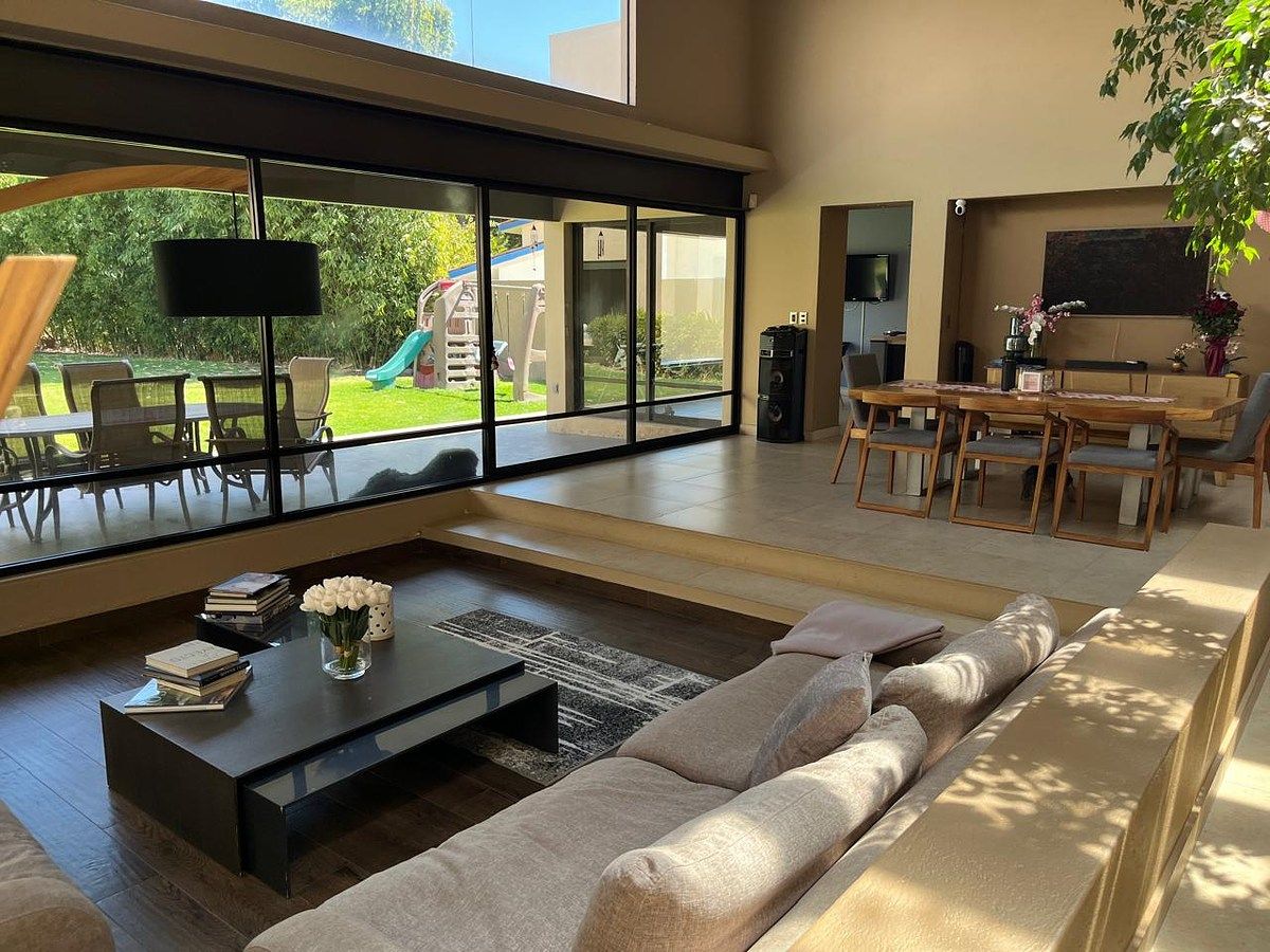 2 of 35: Sala, comedor, terraza y jardín.