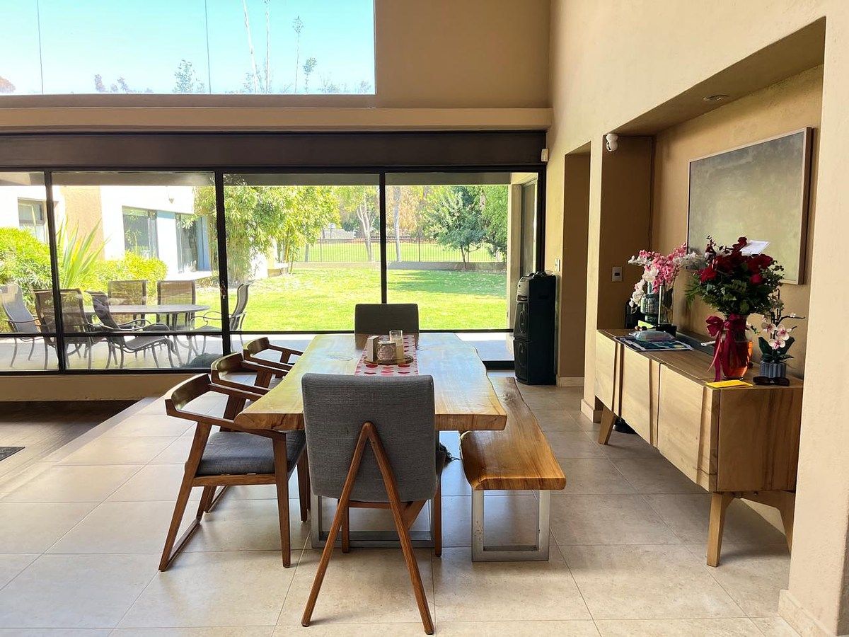 6 of 35: Vista desde el  comedor al jardín.