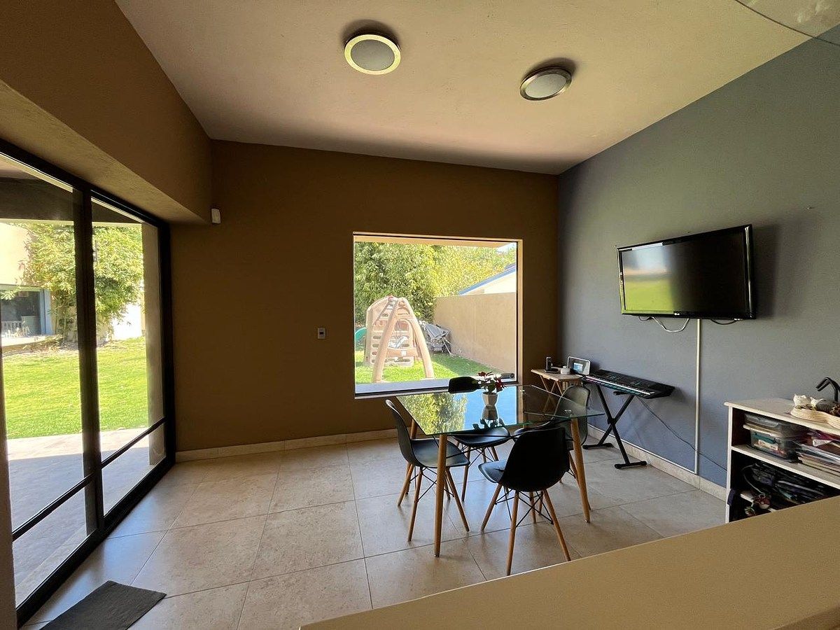 10 of 35: Desayunador con vista al jardín.