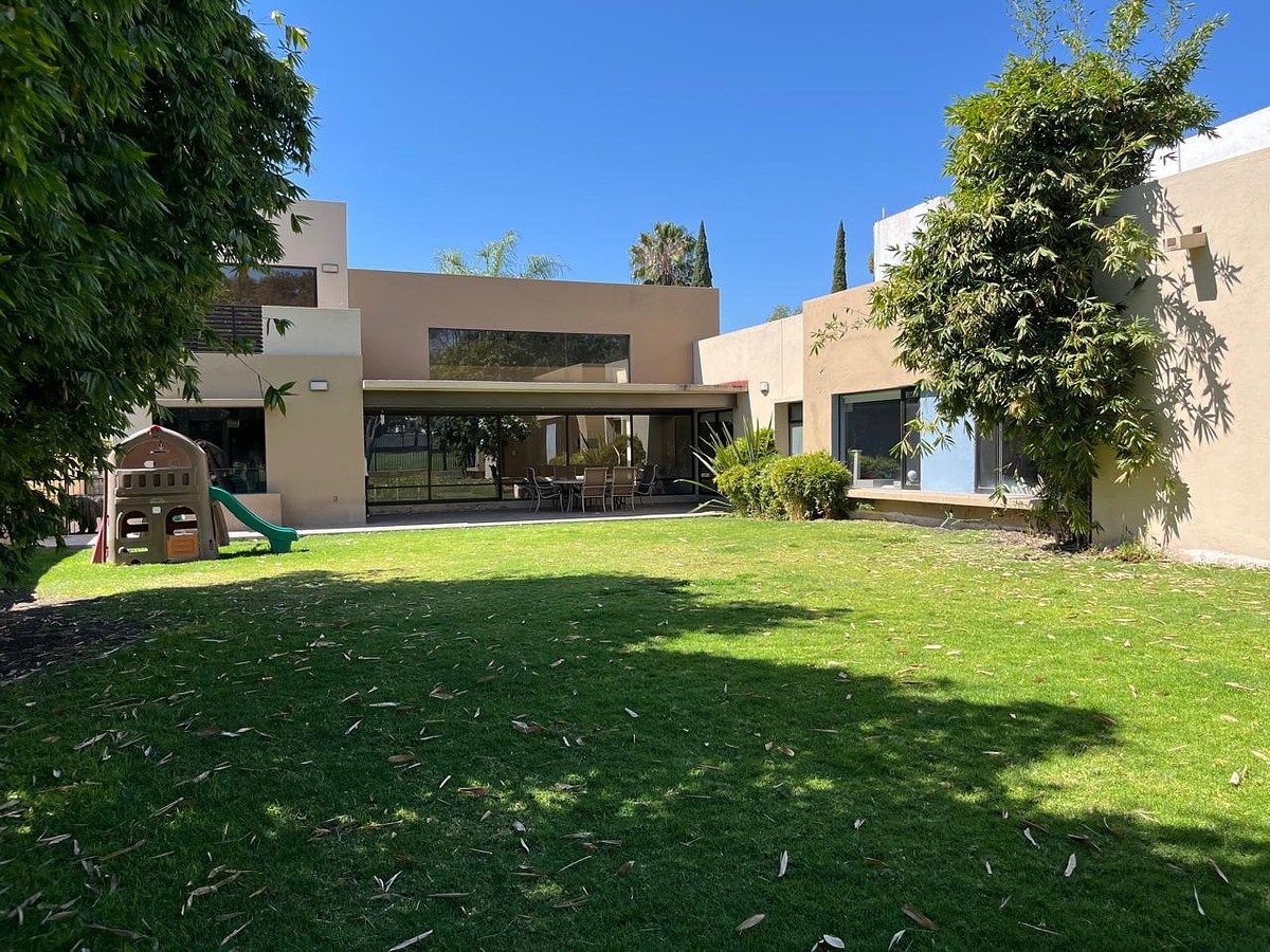 1 of 35: Portada. Vista del jardín.