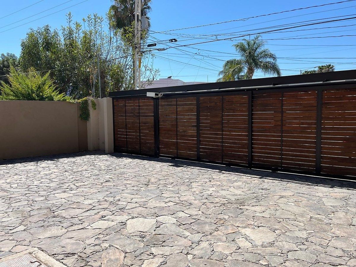 34 of 35: Estacionamiento.