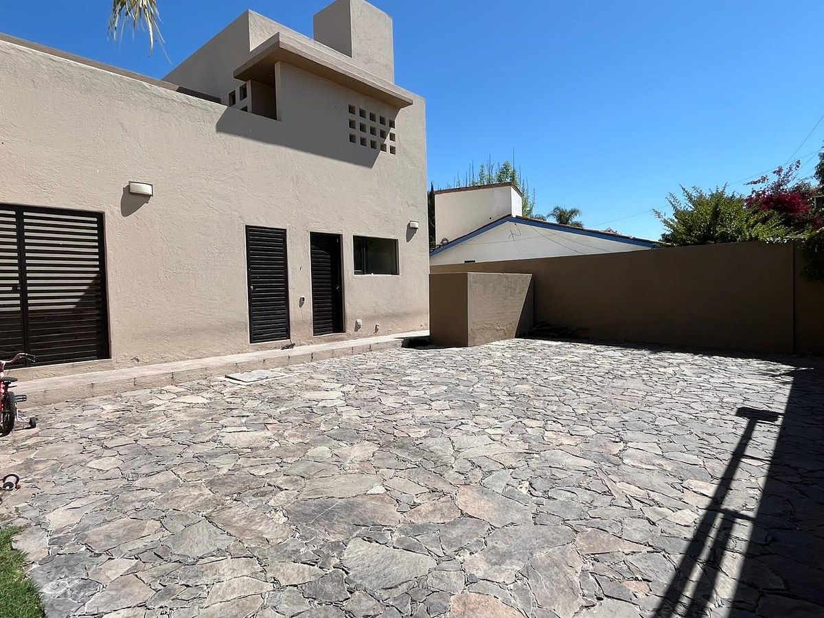 35 of 35: Vista del estacionamiento y departamento.