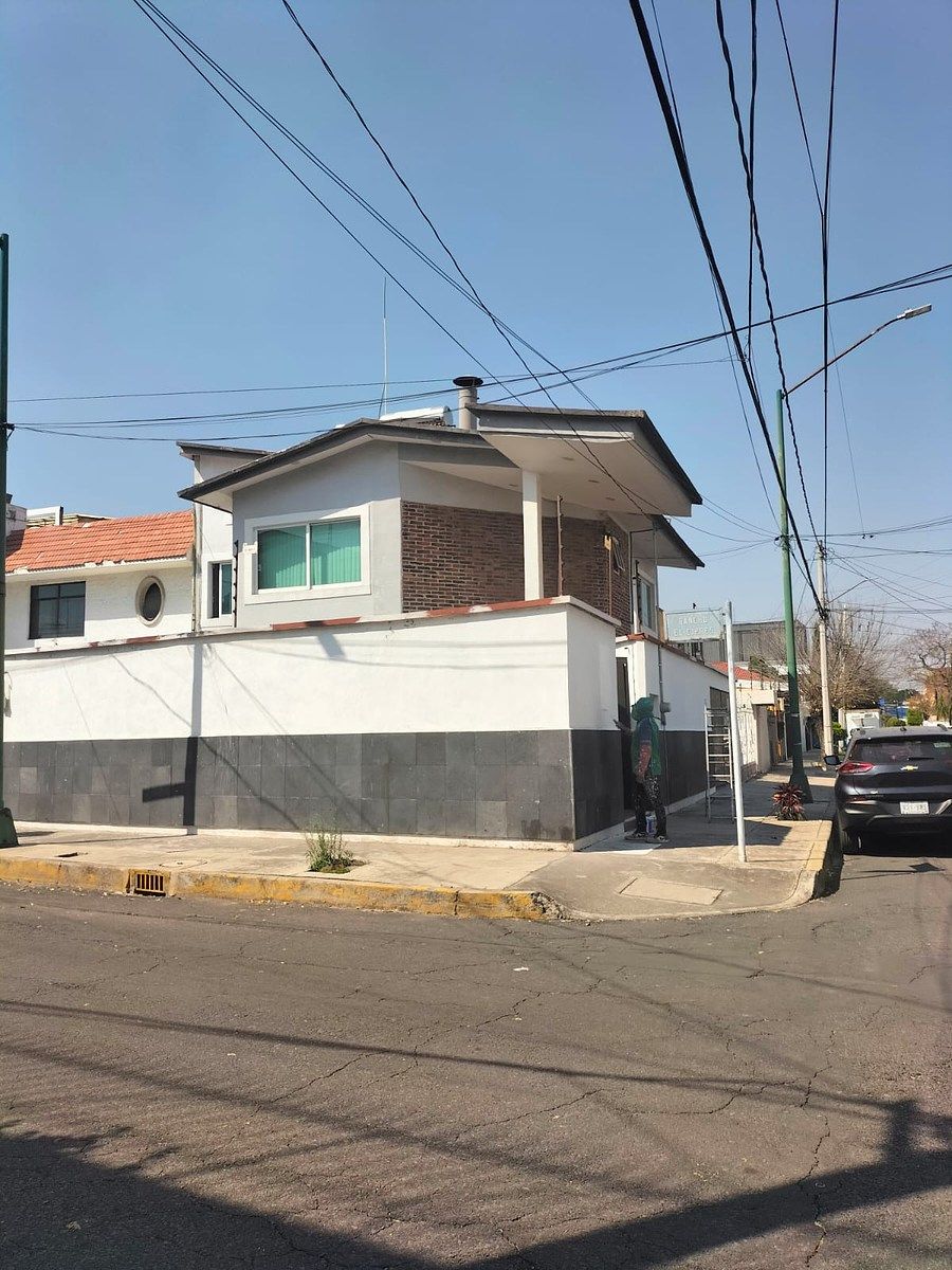 Excellent House for Sale Near Galerías Coapa, photo 1 of 38
