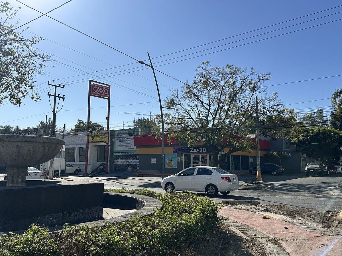 3 de 32: Cruzando av México tienes un Oxxo