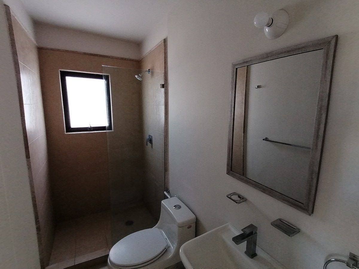 7 de 16: Baño compartido