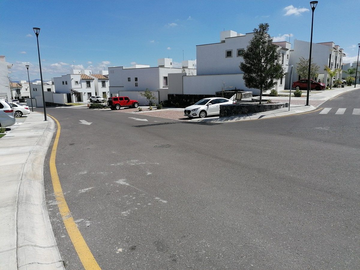 12 de 16: Amplia avenida interior