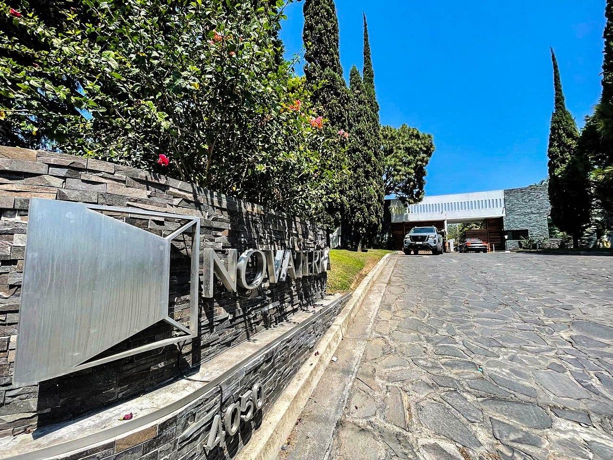 4 de 49: INGRESO AL CONDOMINIO