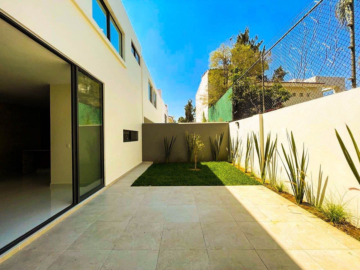 8 de 49: JARDÍN POSTERIOR