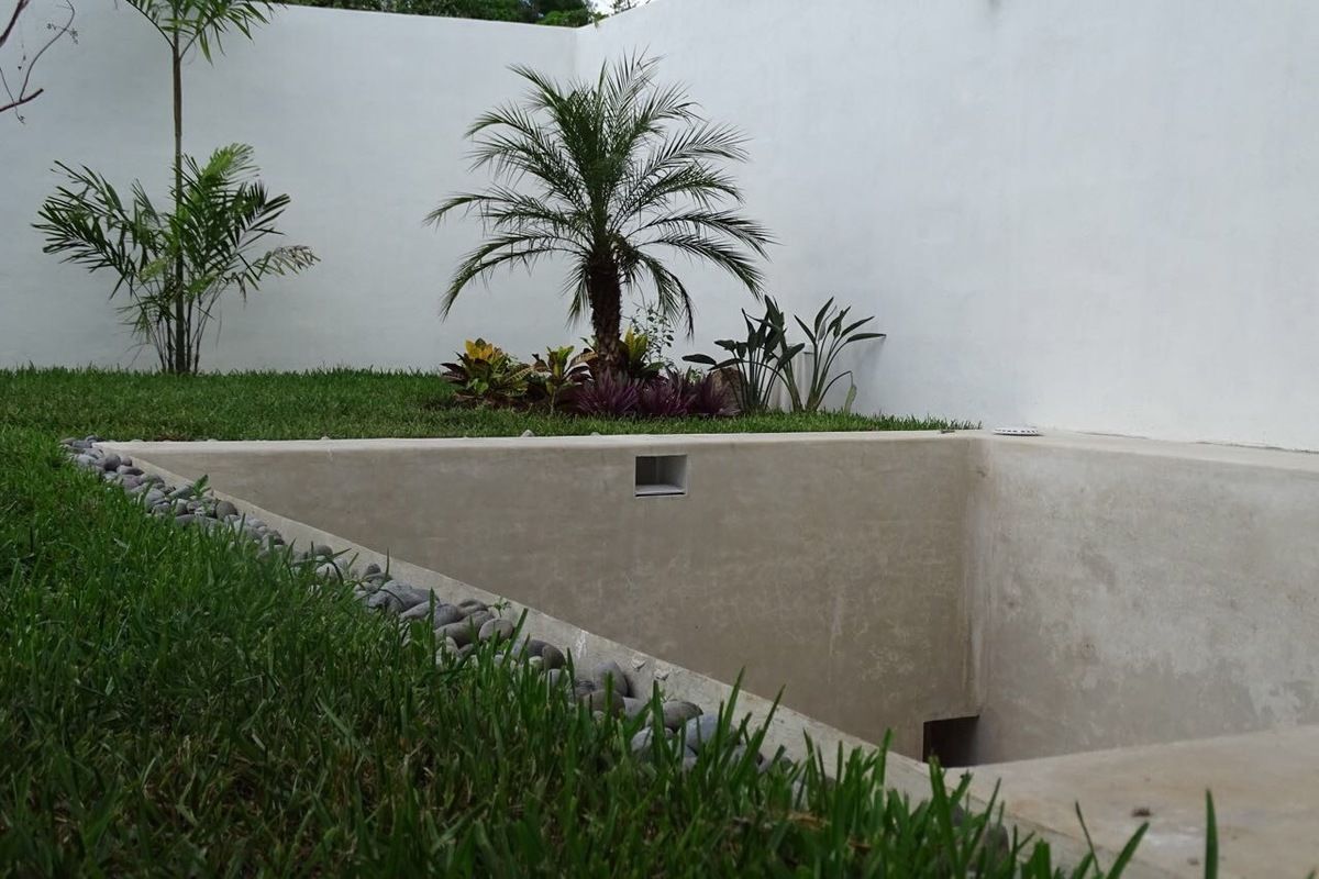 6 de 28: alberca con jardín .