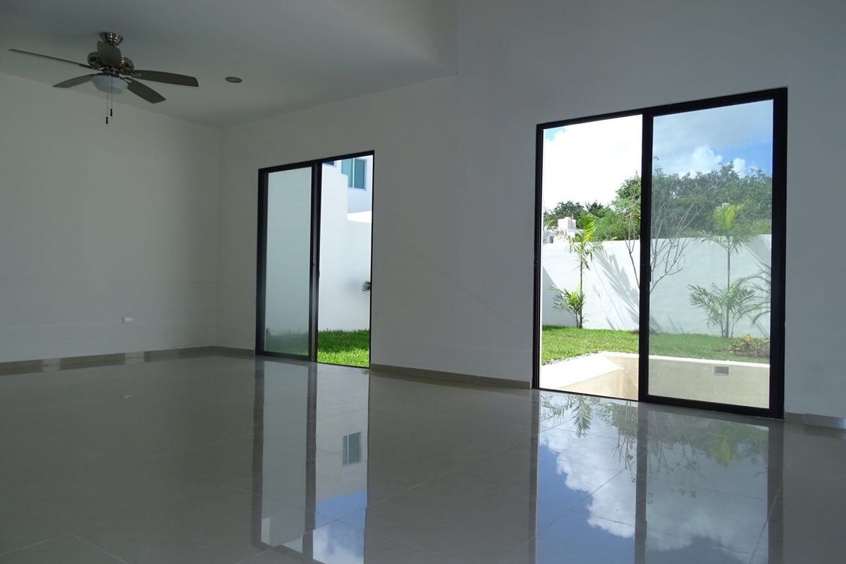 7 de 28: Sala comedor con iluminación natural.