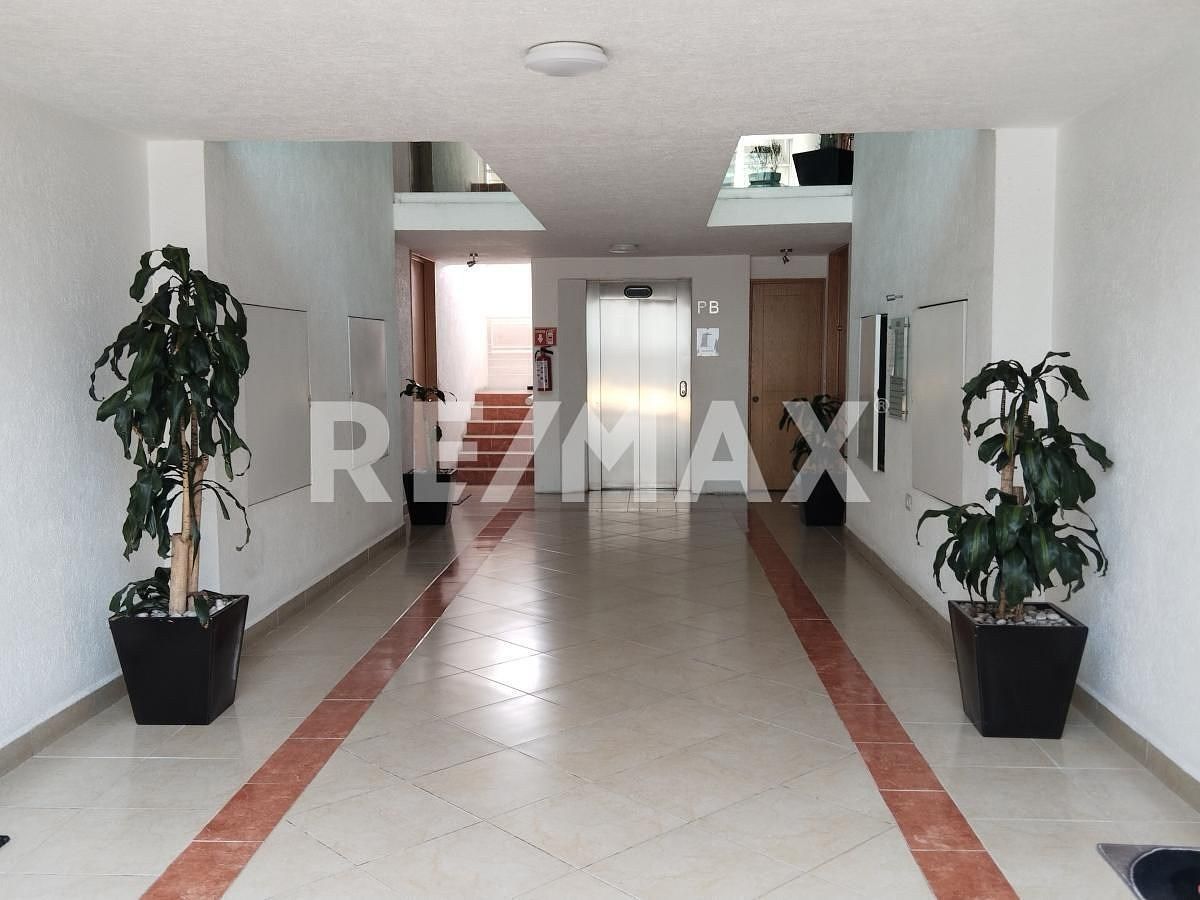 18 de 22: Pasillo de acceso y elevador